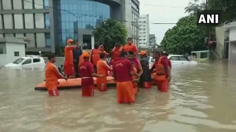 வதோதராவில் மீட்பு பணியில் ஈடுபட்டுள்ள  தேசிய பேரிடர் மீட்பு படையினர்