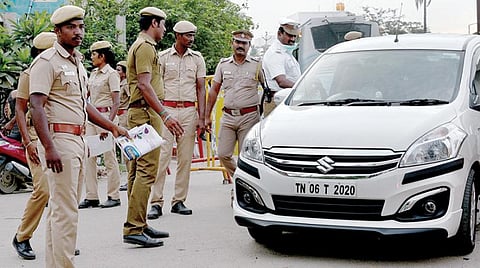 நுழைவு வாயில் பகுதியில் ஒரு குழுவாக நின்றுகொண்டு, விஐபி வாகன பாஸை கேட்டுப் பெறும் போலீஸார். படம்: எம்.முத்துகணேஷ்