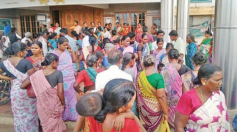 திருவாரூர் அரசு மருத்துவக் கல்லூரி மருத்துவமனையில்﻿ பிரசவத்துக்குப் பின் ﻿சிகிச்சைக்காக அனுமதிக்கப்பட்ட பெண் மரணம்﻿: ﻿தவறான சிகிச்சையே உயிரிழப்புக்கு காரணம் என உறவினர்கள் போராட்டம்﻿
