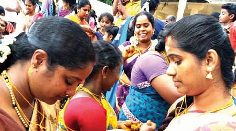 ஆடிப்பெருக்கு :  காவிரிக்கரையில் தாலி பிரித்துப் போடும் விழா! 
