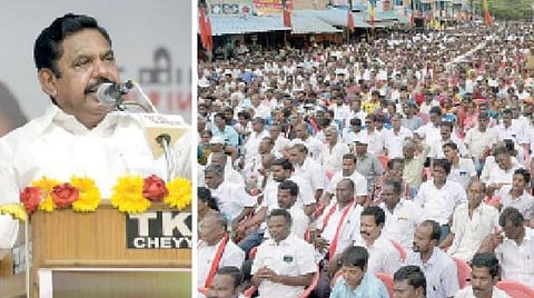 வேலூர் மக்களவை தொகுதியில் போட்டியிடும் அதிமுக வேட்பாளர் ஏ.சி.சண்முகத்தை ஆதரித்து  அணைக்கட்டில் நேற்று மாலை  முதல்வர் பழனிசாமி பேசிய பொதுக்கூட்டத்தில் பங்கேற்ற கூட்டத்தின் ஒரு பகுதியினர். படம்: வி.எம்.மணிநாதன்