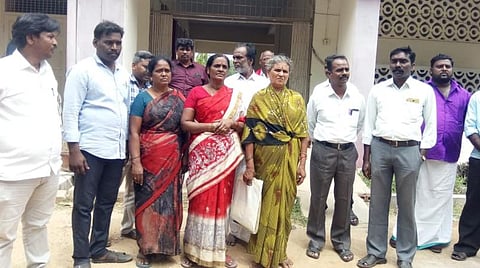 மனு அளிக்க வந்த பாதிக்கப்பட்டோர்