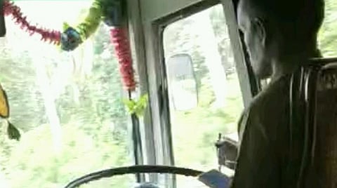 செல்போனை பார்த்துக்கொண்டே பேருந்தை இயக்கிய அரசு ஓட்டுநர்