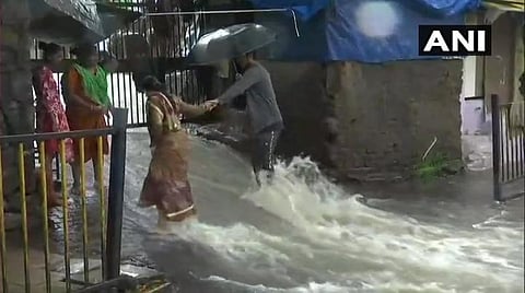 மும்பையில் பெய்து வரும் மழையால் சாலையில் பெருக்கெடுத்து ஓடும் வெள்ள நீர் : படம் ஏஎன்ஐ