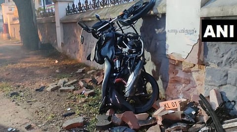 ஐஏஎஸ்அதிகாரி கார் மோதிய வேகத்தில் பத்திரிகையாளர் பைக் தூக்கி வீசப்பட்ட காட்சி : படம் ஏஎன்ஐ