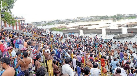 ஆடிப்பெருக்கு விழாவையொட்டி ஈரோடு மாவட்டம் பவானி கூடுதுறையில் நேற்று புனித நீராடிய பக்தர்கள்.