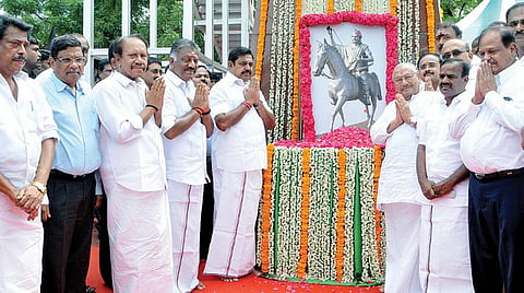 சுதந்திர போராட்ட வீரர் தீரன் சின்னமலை நினைவு நாளையொட்டி, சென்னை கிண்டி திரு.வி.க. தொழிற்பேட்டை வளாகத்தில் அமைந்துள்ள அவரது சிலைக்கு அருகில் வைக்கப்பட்டிருந்த படத்துக்கு முதல்வர் பழனிசாமி மலர் தூவி மரியாதை செலுத்தினார். உடன் துணை முதல்வர் ஓ.பன்னீர்செல்வம், மக்களவை முன்னாள் துணைத்தலைவர் தம்பிதுரை, வி.என்.ரவி, எம்எல்ஏ, தலைமைச்செயலாளர் க.சண்முகம், செய்தித் துறை இயக்குநர் பொ.சங்கர் உள்ளிட்டோர்.படம்: ம.பிரபு
