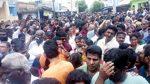 முக்கிய பிரமுகர்கள் தரிசனத்தில் ஏற்பட்ட கூட்ட நெரிசல்.﻿﻿﻿﻿﻿﻿﻿﻿﻿﻿﻿