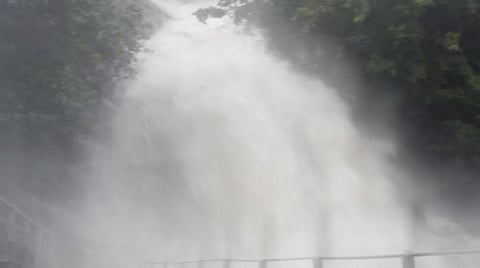 ஆழியாறு குரங்கருவியில் ஆர்ப்பரித்துக் கொட்டும் வெள்ளம்
