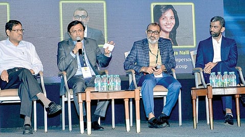 சென்னை சில்லறை விற்பனையாளர் சங்க மாநாட்டில், சில்லறை விற்பனையில் நீடித்த வளர்ச்சிக்கான புதிய உத்திகள் என்ற தலைப்பில் நடைபெற்ற குழு விவாத நிகழ்ச்சியில் பங்கேற்ற (இடமிருந்து) சங்கீதா மொபைல்ஸ் நிர்வாக இயக்குநர் எல்.சுபாஷ் சந்திரா, விவேக் நிறுவன இணை நிர்வாக இயக்குநர் பி.ஏ.சீனிவாசன், இந்திய விற்பனையாளர் சங்க விற்பனை பிரிவு இயக்குநர் ஹிதேஷ் பட், நட்ஸ் அண்ட் ஸ்பைசஸ் நிறுவனர் சுனில் சங்லேச்சா, ஹஸ்புரோ கிளாத்திங் நிறுவனர் சுஹைல் சத்தார், நல்லி குழுமத்தின் துணை தலைவர் லாவண்யா நல்லி. படம்: க.பரத்