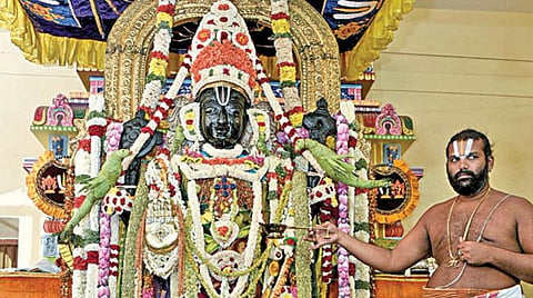மஞ்சள் மற்றும் ரோஜா வண்ண பட்டாடையில் பக்தர்களுக்கு அருள்பாலிக்கும் அத்திவரதர். படங்கள்:எம்.முத்துகணேஷ்