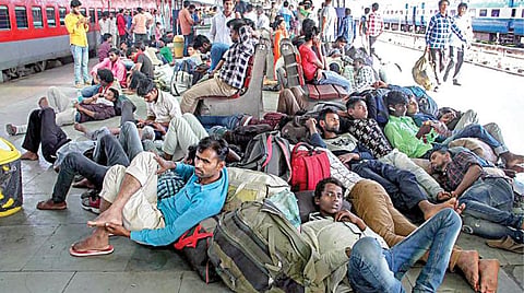 காஷ்மீருக்கான சிறப்பு அந்தஸ்து நீக்கப்பட்டிருப்பதால் அந்த மாநிலத்தில் பதற்றமான சூழ்நிலை நிலவுகிறது. இதன்காரணமாக சொந்த ஊர்களுக்கு செல்ல ஜம்மு ரயில் நிலையத்தில் நேற்று ஏராளமான பயணிகள் காத்திருந்தனர். படம்: பிடிஐ