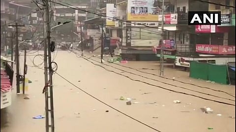 கோழிக்கோடு நகரத்தின் தெருக்கள் வெள்ளநீரில் மூழ்கியுள்ள காட்சி : படம் ஏஎன்ஐ