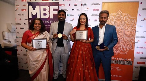 விருதுகளுடன் சுஸ்கிட் பட இயக்குநர் ப்ரியா, விஜய் சேதுபதி, காயத்ரி, தியாகராஜன் குமாரராஜா