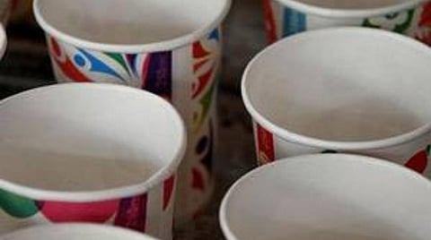 மாநகராட்சி ஆணையர், ஆட்சியர் அலுவலகங்களில் பிளாஸ்டிக் பூசப்பட்ட காகித குவளைகள் பயன்பாடு: அரசு அமைப்புகளே விதிகளை மீறுவதாக மக்கள் குற்றச்சாட்டு
