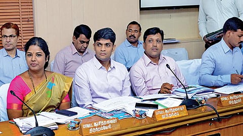 2 நாள் ஆய்வுக் கூட்டம் நிறைவடைந்தது; குடிமராமத்து, மழைநீர் சேகரிப்பு முக்கியமானது: மாவட்ட ஆட்சியர்களுக்கு முதல்வர் பழனிசாமி அறிவுறுத்தல்
