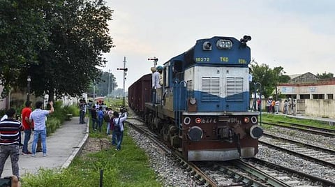 கேரளாவில் தொடரும் கனமழையால் 22 விரைவு ரயில் சேவைகள் ரத்து: மண் சரிவு ஏற்பட்டு தண்டவாளங்கள் சேதம்