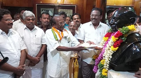 ‘பூரண மது விலக்கு அமல்’ - காமராஜர் சிலைக்கு மனு கொடுத்து குமரி ஆனந்தன் வலியுறுத்தல்