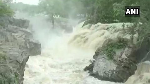 நிரம்பியது கிருஷ்ண ராஜ சாகர்: காவிரியில் தமிழகத்துக்கு 3 லட்சம் கனஅடி நீர்திறப்பு; வெள்ளப்பெருக்கு
