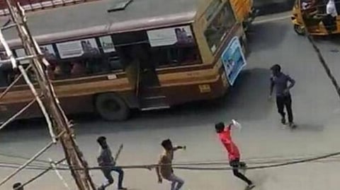 அதிகாரியாக இருக்க வேண்டிய நான் குற்றவாளியாக நிற்கிறேன்﻿: ﻿முன்னாள் ‘ரூட் தல’ மாணவரின் ஆதங்க வீடியோவை விழிப்புணர்வுக்காக வெளியிட்ட காவல்துறை
