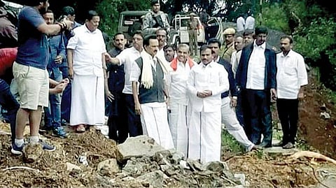 நடுவட்டம் - கூடலூர் வழித்தடத்தில் பழுதடைந்த சாலையை ஆய்வு செய்த ஸ்டாலின் உள்ளிட்டோர். படம்: ஆர்.டி.சிவசங்கர்