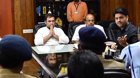 ராகுல் காந்தி நேற்று அதிகாரிகள், மாவட்ட ஆட்சியருடன் வயநாடு தொகுதியில் ஏற்பட்ட பாதிப்பு குறித்து ஆலோசனை நடத்திய காட்சி : படம் ஏஎன்ஐ