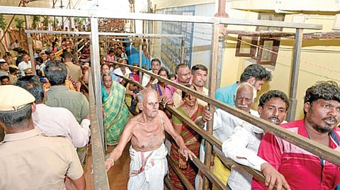 விவிஐபி வரிசையில் செல்லும் முதியோர்.