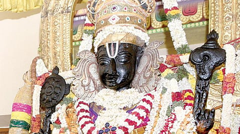 காஞ்சி அத்திவரதர் 43-வது நாளான நேற்று மஞ்சள் நிற பட்டு உடுத்தி பக்தர்களுக்கு அருள்பாலித்தார்.