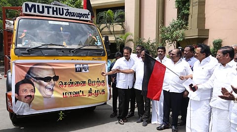 கேரள வெள்ளத்தில் பாதிக்கப்பட்டவர்களுக்காக திமுகவினர் நிவாரணப் பொருட்களை வழங்கினர்