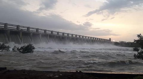 துங்கபத்ரா அணை உடைந்து விட்டதாகக் காட்டுத்தீ போல் பரவிய வதந்தி: பீதியில் மக்கள் செய்வதறியாது அலைந்த அவலம்