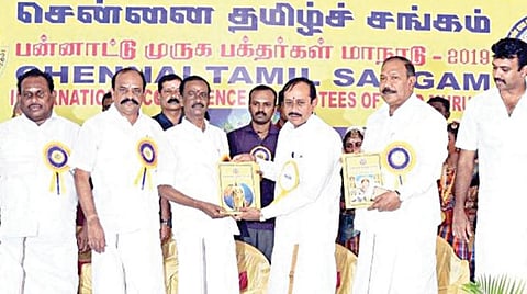﻿﻿திருச்செந்தூரில் நடைபெற்ற பன்னாட்டு முருக பக்தர்கள் மாநாட்டில், மாநாட்டு மலரை பாஜக தேசிய செயலாளர் எச்.ராஜா வெளியிட, அமைச்சர் சேவூர் எஸ்.ராமச்சந்திரன் பெற்றுக் கொண்டார். உடன் அமைச்சர் கடம்பூர் செ.ராஜூ உள்ளிட்டோர்.﻿﻿﻿﻿﻿﻿﻿