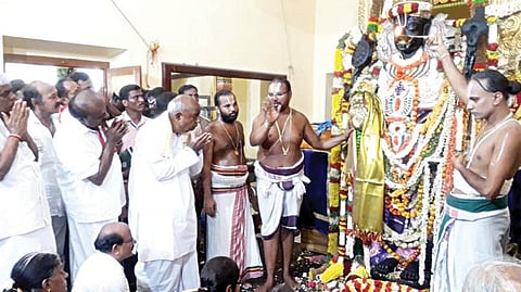 முன்னாள் பிரதமர் தேவகவுடா, கர்நாடக முன்னாள் முதல்வர் குமாரசாமி ஆகியோர் நேற்று அத்திவரதரை தரிசித்தனர் | படங்கள்: எம்.முத்துகணேஷ்