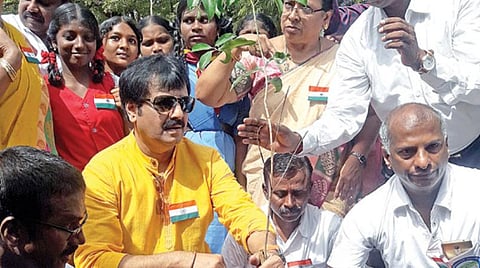 ஒரு லட்சம் மரக்கன்றுகள் நடும் பணி﻿: ﻿அம்பத்தூரில் நடிகர் விவேக் தொடங்கி வைத்தார்
