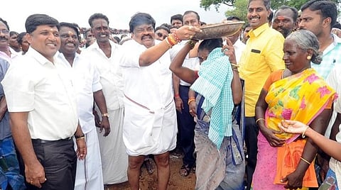 விருதுநகர் அருகே எரிச்சநத்தம் கிராமத்தில் கண்மாய்கள் தூர்வாரும் பணியைத் தொடங்கிவைத்த பால்வளத்துறை அமைச்சர் கே.டி.ராஜேந்திரபாலாஜி. அருகில், மாவட்ட ஆட்சியர் அ.சிவஞானம்.