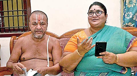 பட்டாச்சாரியர் ரங்கராஜன், அவரது மனைவி விஜயலட்சுமி. படம்: எம்.முத்துகணேஷ்