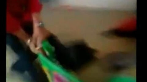 பள்ளியில்  அடைக்கலம் புகுந்த பெண் துப்புரவுத் தொழிலாளியை தரதரவென இழுத்து வெளியேற்றிய கொடூரம்; வீடியோ