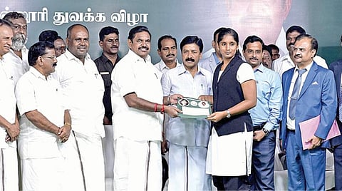 சேலம் மணியனூரில் அரசு சட்டக் கல்லூரியை தொடங்கிவைத்து மாணவ,மாணவிகளுக்கு கல்லூரி சேர்க்கைக்கான ஆணையை முதல்வர் பழனிசாமி வழங்கினார். உடன் சட்டத் துறை அமைச்சர் சண்முகம், வருவாய்த் துறை அமைச்சர் உதயகுமார், ஆட்சியர் ராமன், எம்எல்ஏக்கள் உள்ளிட்டோர்.படம்: எஸ்.குரு பிரசாத்