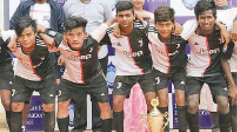 `தங்க காலணி’ கால்பந்து போட்டியில் அசத்திய மாணவர்கள்!