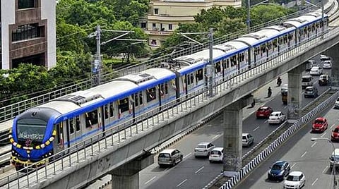மெட்ரோ ரயில் நிலையங்களில் வாகனம் நிறுத்துவதற்கு﻿ ﻿பயண அட்டை வாங்க கட்டாயப்படுத்துவதாக புகார் ﻿