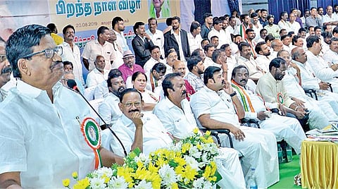 முன்னாள் பிரதமர் ராஜீவ் காந்தியின் 75-வது பிறந்தநாளையொட்டி சென்னை காமராஜர் அரங்கத்தில் நேற்று நடைபெற்ற நிகழ்ச்சியில் பேசுகிறார் தமிழக காங்கிரஸ் தலைவர் கே.எஸ்.அழகிரி. உடன் முன்னாள் தலைவர்கள் கே.வீ.தங்கபாலு, குமரி அனந்தன், எம்.கிருஷ்ணசாமி, எச்.வசந்தகுமார் எம்.பி. உள்ளிட்ட நிர்வாகிகள். படம்: பு.க.பிரவீன்