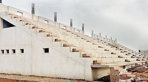 போதிய வசதிகளற்ற உள் விளையாட்டு அரங்கம்; மந்தகதியில் வெளி விளையாட்டரங்க பணி: காரைக்கால் இளைஞர்கள், விளையாட்டு ஆர்வலர்கள் வேதனை