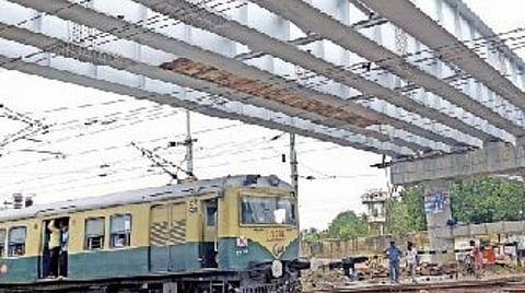 வில்லிவாக்கம் ரயில் நிலையம் அருகே முடிக்கப்படாமல் உள்ள புதிய மேம்பாலம் அமைக்கும் பணிகள். படம்: ம.பிரபு