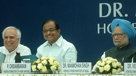 2011-ல் சிபிஐ புதிய தலைமைச் செயலகக் கட்டிடத் திறப்பு விழாவில் ப.சிதம்பரம், மன்மோகன் சிங், கபில் சிபல். | படம்: சந்தீப் சக்சேனா