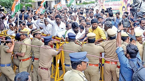 முன்னாள் மத்திய நிதியமைச்சர் ப.சிதம்பரம் கைது செய்யப்பட்டதை கண்டித்து ﻿﻿தமிழகம் முழுவதும் காங்கிரஸ் ஆர்ப்பாட்டம்﻿: ﻿சென்னையில் குமரி அனந்தன் உட்பட 200 பேர் கைது﻿