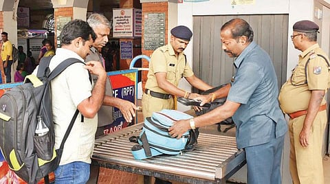 திருச்சி விமான நிலையத்துக்கு ‘ரெட் அலெர்ட்’: பாதுகாப்பு அதிகரிப்பு﻿- ﻿நாகப்பட்டினம், புதுக்கோட்டையில் கடலோர பாதுகாப்பு குழும போலீஸார் தீவிர கண்காணிப்பு