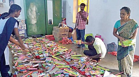 சிவகாசியில் உள்ள ஒரு பட்டாசு ஆலையில் கிஃப்ட் பாக்ஸ்களை அடுக்கி வைக்கும் தொழிலாளர்கள்.