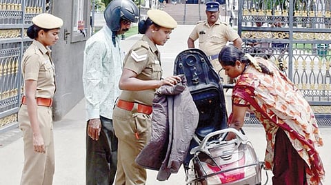 கோவை டவுன்ஹால் மைக்கேல் தேவாலயத்துக்கு வந்தவர்களை சோதனையிட்ட போலீஸார். படங்கள்: ஜெ.மனோகரன்.