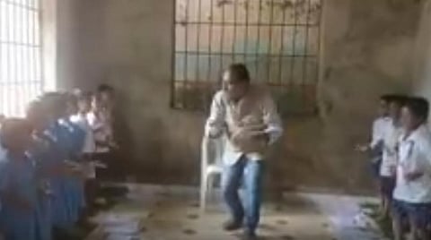 மாணவர்களின் மனதை வென்ற ஒடிசா ஆசிரியர்