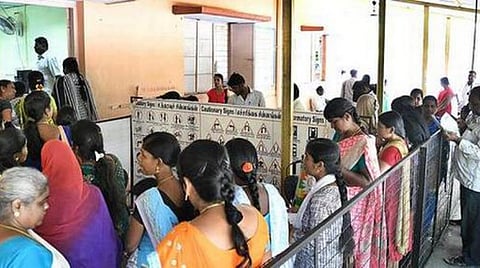 புதிய வாகனங்களின் விற்பனை சரிவு எதிரொலி; ஆர்டிஓ அலுவலகங்களில் வாகனப் பதிவு 50 சதவீதம் குறைந்தது: 40 சதவீதம் வருவாய் இழப்பு என போக்குவரத்து அதிகாரிகள் தகவல்
