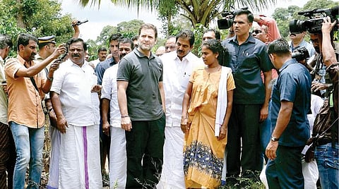 கேரள மாநிலத்தில் உள்ள தனது சொந்த தொகுதியான வயநாட்டில் வெள்ள பாதிப்புகளை பார்வையிடும் காங்கிரஸ் மூத்த தலைவர் ராகுல் காந்தி. படம்: பிடிஐ